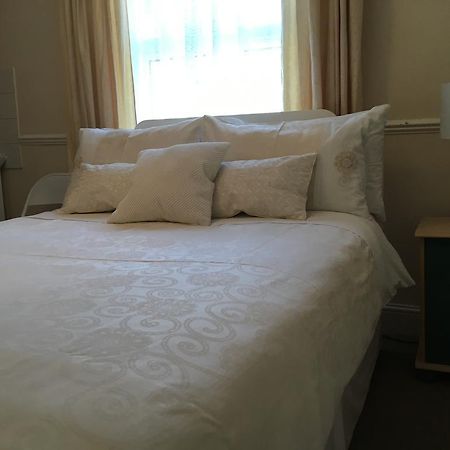 סאות'אנד און סי Caris Guest House מראה חיצוני תמונה